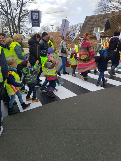Auch ein sofa kann durch ein paar stühle ersetzt werden, solltet ihr keins haben. Das Grüne Ohr und das Thema „Straßenüberquerung" | Bündnis ...