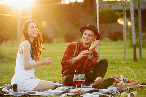 여름 날 공원에서 피크닉을 즐기는 백인 젊고 행복한 부부 감정에 대한 스톡 사진 및 기타 이미지 감정 건강한 생활방식 공원 Istock
