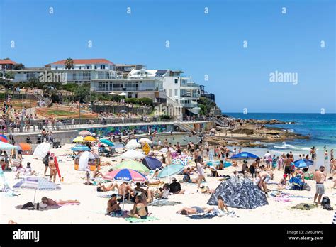 crowded bondi beach summer 2023 people flock to the beach on a hot sydney day nsw australia