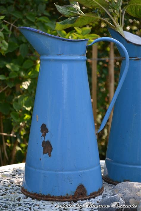 Smalt (auch schmalt) = schmelz und daraus französisch émail) bezeichnet eine masse. Blauw emaille kan #2 - www.blossombrocante.nl