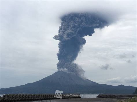 報告はありがたいけど 噴火というだけならいつものこと。 一週間以上噴火しないほうが怖い山。 何かと関連付けている人は、桜島をあまり知らない。 桜島の噴火は茶飯事だが、速報が出たということは大規模なのだろうか？ 心配だ。 桜島で噴火、噴煙が火口から高さ3200mまで到達 - ウェザーニュース