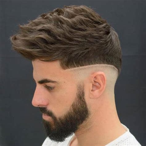 Avec les coupes de cheveux d'adolescent allant du classique au moderne, court à long, et conservateur à sauvage. 35 meilleures coupes de cheveux Faux Hawk (Fohawk) pour hommes (styles 2020)