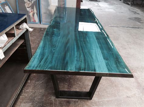 The idea is to use an old table with a top that you don't really like and to give it a makeover. colored epoxy table | Resin furniture, Amazing resin ...
