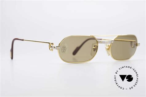 Sie sind das klassischste unter allen understatements, denn mit wenig substanz kann ganz viel stil bewiesen werden. Sonnenbrillen Cartier MUST Santos - S Elton John Brille