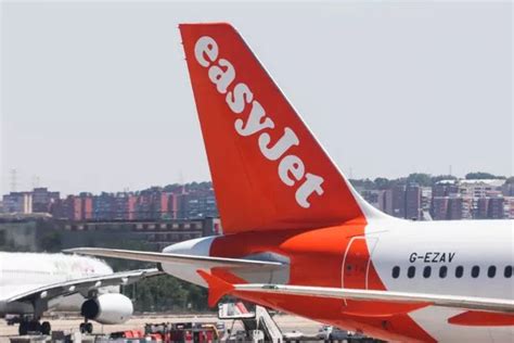 Easyjet Couple Caught On Film Bonking In Plane Toilet As Passengers Cheer Mile High Romp Daily