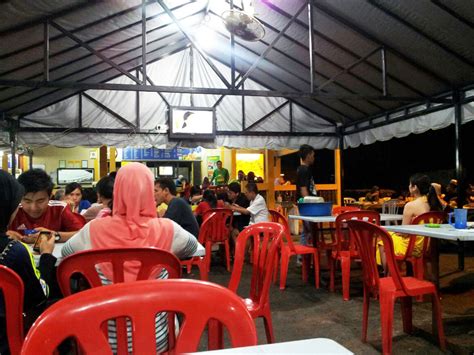 Ruang santai untuk tetamu berehat dan tempat letak kereta percuma turut. Syazwana Jamal: Restoran Wak Lan Bayu Malam, Bagan Lalang.