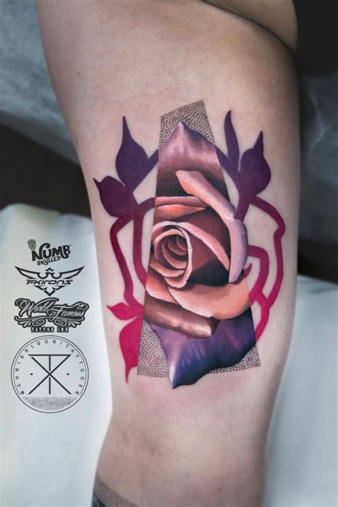Rose tattoos typically symbolize love and beauty. Rosen Tattoos in unserer Galerie der Woche | Geometrisches ...