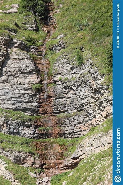 Ruisseau Deau De Source Qui Coule Des Roches De La Montagne Image