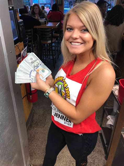 Youtuber Gives Waitress 10000 Tip She Shares It