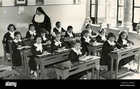 Nun 1950s Hi Res Stock Photography And Images Alamy