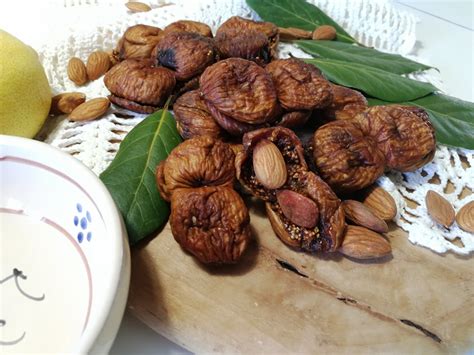 Scegliete fichi secchi interi, sciacquateli sotto l'acqua fredda, metteteli in una ciotola con un passito leggero, un paio di foglie d'alloro, una scorzetta d'arancia e fateli riposare finché diventano morbidi. ricetta fichi secchi | Le Migliori Ricette