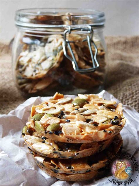 Sunflower seeds or pepitas (hulled pumpkin seeds). syapex kitchen: Biskut Florentine Crunchy Caramel Almond