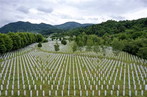 Il memoriale con i nomi delle vittime di srebrenica. De genocide van Srebrenica 25 jaar geleden | De Oemma