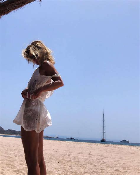 Kelly Ripa S Daughter Lola Snaps Photo Of Her Mom In White Bikini