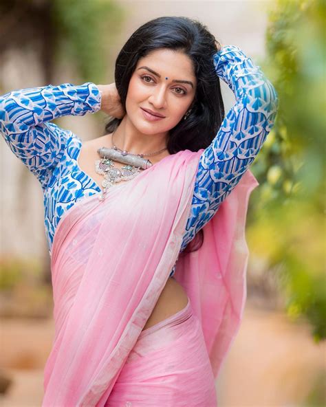 Actress Vimala Raman Beautiful Pink Saree Photoshoot