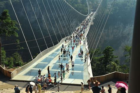 Cierran en China el puente de vidrio más largo del mundo por gran