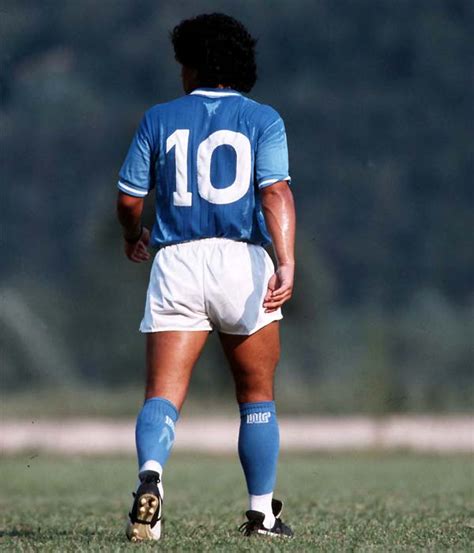 Diego maradonas first game ever for napoli vs castel del piano in 1984! Maradona torna a Napoli: "Vorrebbe fare un saluto al San ...