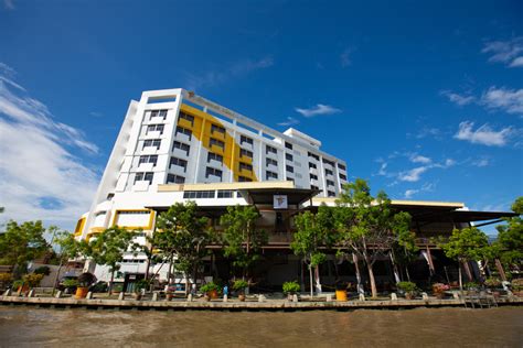 Tun fatimah riverside hotel, situated close to cheng hoon teng temple, offers accommodation with a free car park, a safety deposit box and lift. Hotel Berdekatan Melaka River Cruise © LetsGoHoliday.my