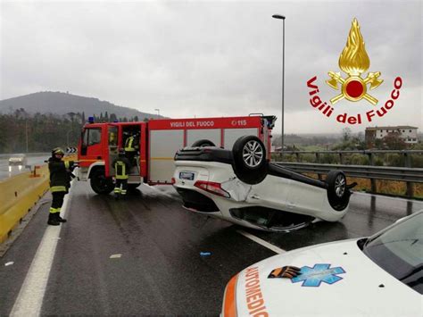 Paura in autostrada, l'auto si ribalta | Cronaca ...
