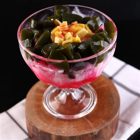 Potongan cincau ditambah dengan sirup, santan (atau susu) dan es serut sehingga menjadi minuman penyegar. 6 Es Cincau Paling Enak di Jakarta
