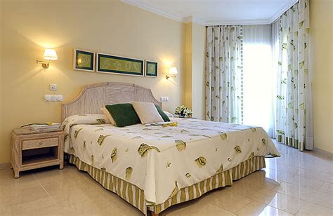 La playa más cercana, la playa de oliva, se halla a 900 metros. Habitación Hotel Oliva Nova Golf - Dénia.com
