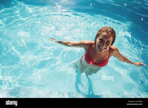 Fröhliches Junges Mädchen Entspannend In Einem Schwimmbad Junge Frau