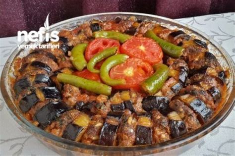 Dökelim en son köfteleri yerleştirip tekrar sos gezdirelim. Köfteli Patlıcan Kebabı Tarifi | Yemek tarifleri, Yemek, Kebap