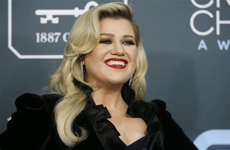 Kelly Clarkson Has The Best Response To A Troll Who Says Her Marriage Didnt Work Because Of