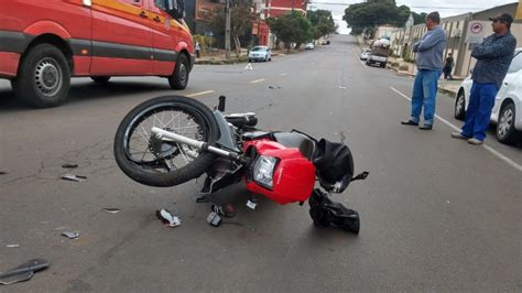 acidente entre carro e moto deixa jovem ferido na coronel pelegrini rádio uirapuru
