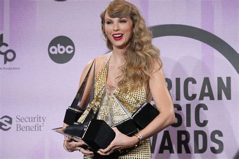 2022 American Music Awards Taylor Swift Wins 6 Trophies Including