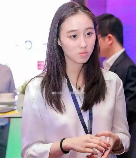 Explore tweets of 小舞酱 @wuuuuuucy on twitter. 何超欣社交圈极尽奢华，被赌王盛赞漂亮，这个小女儿有多不一般？ - 360娱乐，你开心就好