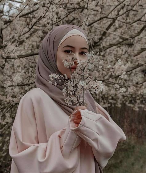 Pin oleh 𝐸𝓃𝒶𝓈 di Hijab Gaya hijab Gaya model pakaian Gaya busana