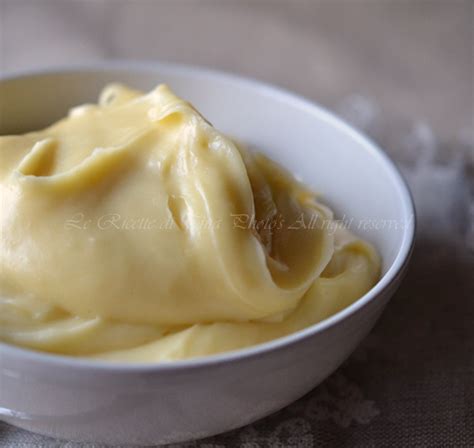 Tuorli, farina, zucchero, latte e buccia di limone sono gli unici ingredienti da utilizzare nella preparazione della crema pasticcera classica. Crema pasticcera bimby
