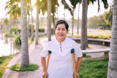 Premium Photo Patient Elderly Asian Woman Using Crutches Support