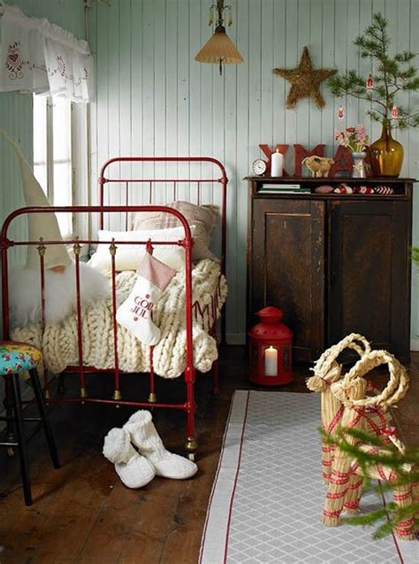 If a tree just isn't possible you can simply add some christmas foliage. Cozy Christmas Bedroom Decorating Ideas - Festival Around ...