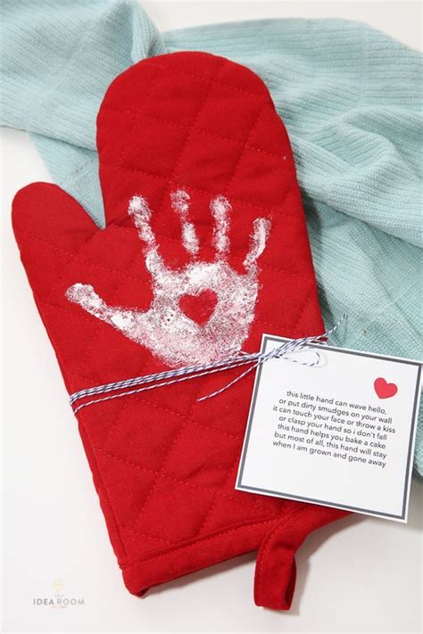 Whether the gifts are made with dad, school, church, auntie or anyone else, these craft ideas are sure to bring a smile. Mothers Day Gift Ideas: Handprint Oven Mitt | Diy gifts ...