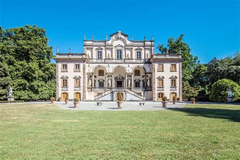 This Almost 500 Year Old Italian Mansion Is Classy Beyond Belief