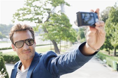 Men Who Take Selfies Exhibit Traits Of Narcissism And Psychopathy