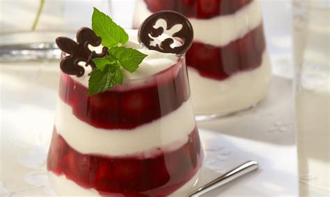300 g sahne, 100 g eierlikör, paradiescreme vanille (oder straziatella) * 400 g sahne sahnapart oder 2 pck sahnesteif * eierlikörspiegel (eierlikör, 2 blatt gelatine) Kirschbecher mit Eierlikörcreme | Parfait desserts ...