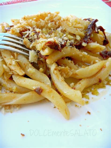 Dolcemente Salato Pasta Con Pomodori Secchi Acciughe E Pane Croccante