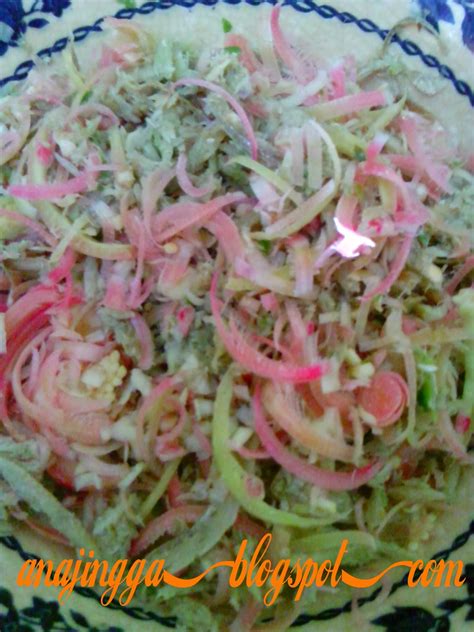 Basuh udang kering dan tumbuk halus. Kerabu Bunga Kantan