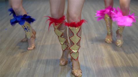 vídeo de arquivo premium dancing samba legs close up three girls practice dancing samba at