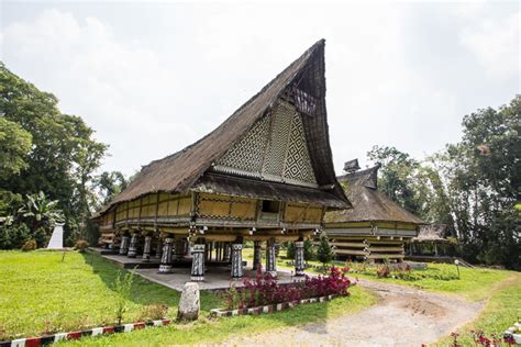 Melihat rumah adat batak di museum batak tomok. The Batak Highlands, Sumatra | Ursula's Weekly Wanders