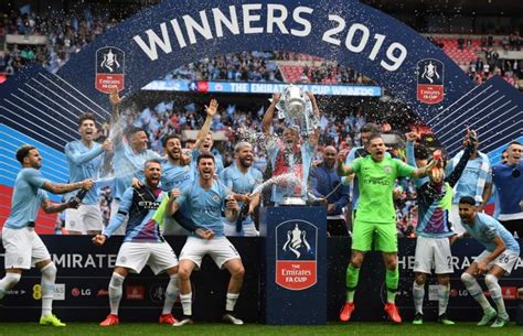 足球總會挑戰盃（英語：football association challenge cup），简称足總盃（fa cup），是由英格兰足球总会命名并主办的一项男子淘汰制足球盃赛。 英格兰足總盃是世界上历史最悠久的足球比赛，英格兰各级足球俱乐部进行一对一的淘汰赛，所以经常. 足總盃》曼城6-0勝沃特福德奪冠 包攪全國4冠軍創紀錄 - 麗台運動報