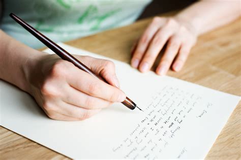 Pasti kamu bingung kan mau menulis surat lamaran dengan diketik atau ditulis tangan? Contoh Lengkap Surat Lamaran Kerja Tulis Tangan Terbaru