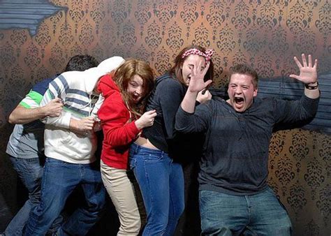 30 Hysterical Photos Snapped Of Frightened Guests At Haunted Houses
