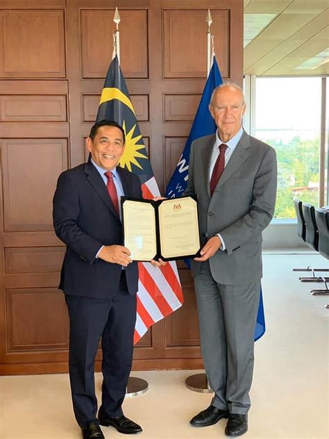 Jika cap dagangan itu ada terkandung larangan di atas, maka ia tidak boleh dan tidak layak untuk sebarang komen yang ditingalkan tertakluk pada akta 588 skmm. MALAYSIA MENYERTAI PROTOKOL MADRID - Portal Rasmi ...