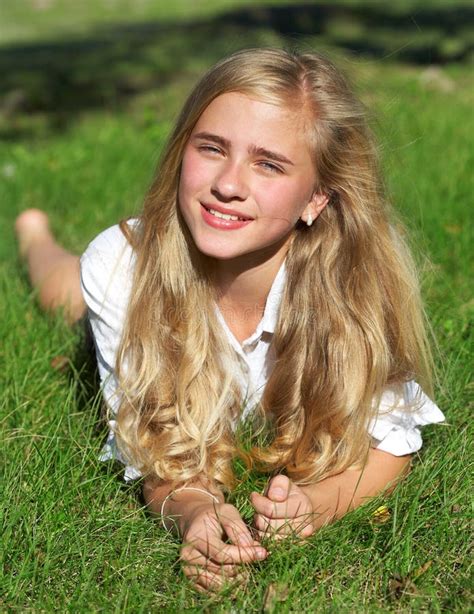 Jeune Fille Dans Le Jardin Photo Stock Image Du Enfance 66509282