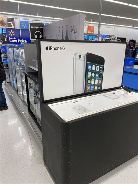 My Local Walmart Still Has Its Iphone 6 Display Out Iphone