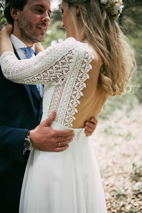 Bohemian oder vintage brautkleider sind perfekt für eine romantische hochzeit, egal welche location das paar ausgewählt hat. A Bohemian, Backless Gown for a Woodland Wedding in Spain ...